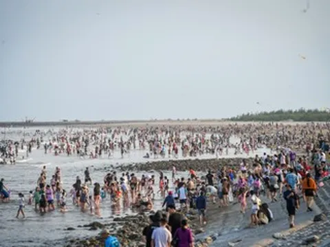 Ninh Bình: Biển Quất Lâm đìu hiu, Thịnh Long đông nghịt khách từ sáng đến tối