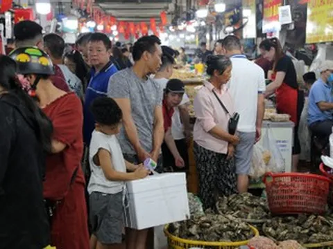 Chợ ở Hạ Long đông nghẹt từ sáng sớm, du khách chen kín mua hải sản về làm quà