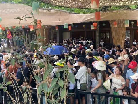 Khách 'chật như nêm' ở Tràng An
