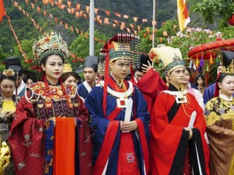 Trình diễn cổ phục vương triều nhà Trần ở Ninh Bình