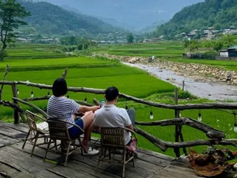 Khách Hà Nội đi 220km đến nơi 'nghe tên đã hạnh phúc' để tắm suối, ăn món ngon