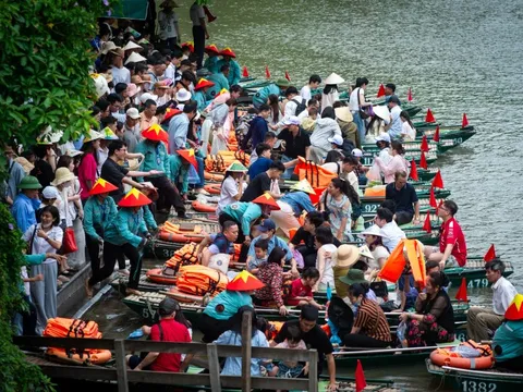 Bỏ cuộc đi thuyền Tràng An vì quá đông