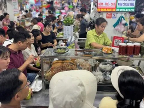 Chợ Cồn đông nghịt dịp lễ, du khách chen chân thưởng thức đặc sản Đà Nẵng