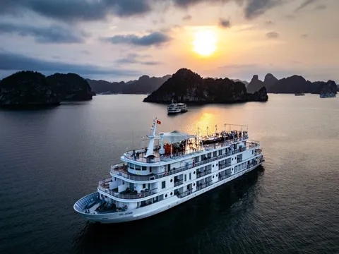 Hoàng hôn và bình minh ngoạn mục trên du thuyền giữa vịnh Hạ Long