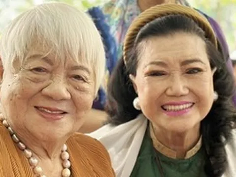 Kỳ nữ Kim Cương chúc mừng đạo diễn Xuân Phượng, ngòi bút "trẻ" 97 tuổi ra sách mới
