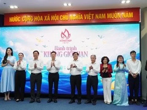 Hoa hậu Lương Thùy Linh làm giám khảo cuộc thi "Sống đẹp" của Báo Thanh Niên