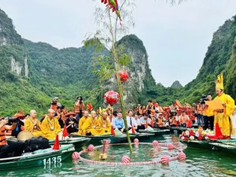 Lễ hội Tràng An tái hiện cảnh nhà vua đi lấy nước độc đáo
