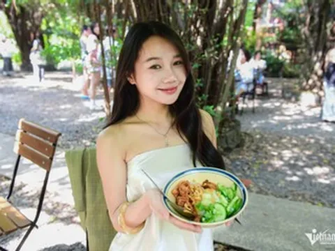 Khách Hàn thử quán xôi 'nhà giàu' ở TPHCM, xuýt xoa muốn ra Hà Nội ngay