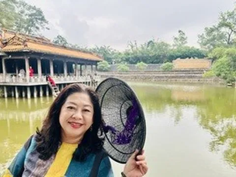 Viếng lăng Tự Đức, NSƯT Lam Tuyền nhớ vai diễn Nguyễn Thị Tồn trong "Muôn dặm vì chồng"
