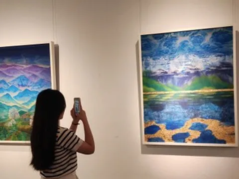 Họa sĩ đưa vàng lá lên tranh lụa là ai?
