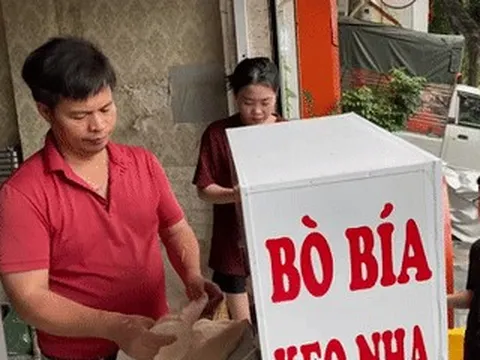 Người đàn ông bán bò bía có ‘thói quen lạ’, khách chờ cả tiếng để mua