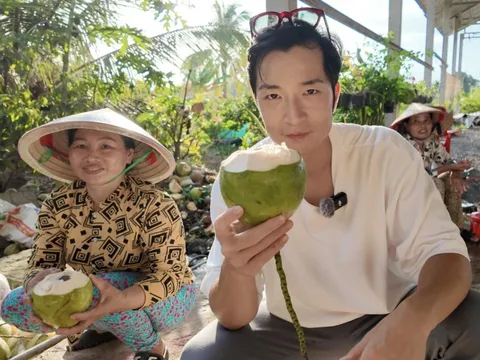 Khách Nhật sốc khi thấy khỉ, chim công 'đi lang thang' ở Thảo Cầm Viên