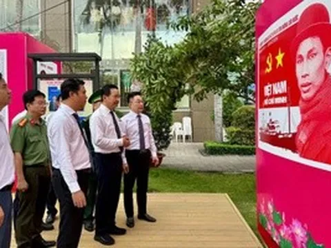 Khai mạc triển lãm 180 tranh cổ động về Bác Hồ tại TPHCM