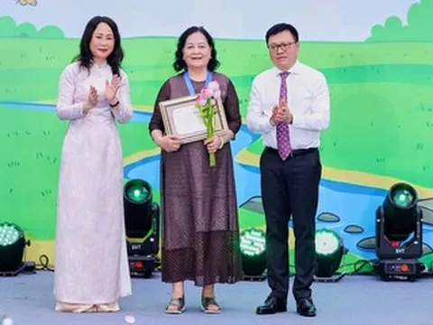 Trao Giải thưởng Lớn 'Thành tựu trọn đời - Hiệp sĩ Dế Mèn' cho NSND Ngô Mạnh Lân