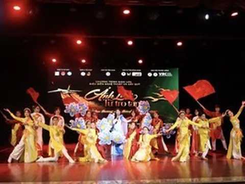 NSƯT đạo diễn Hoàng Duẩn dồn sức cho "Ánh lửa từ tro tàn"