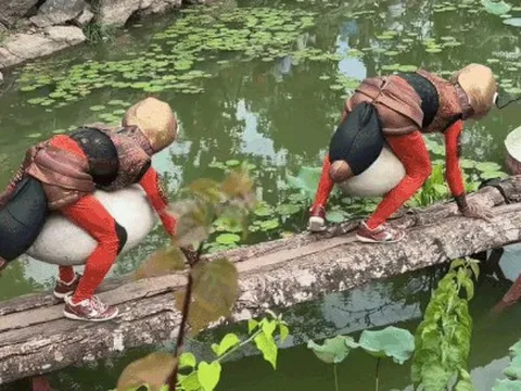 Vũ điệu 'đàn kiến tha mồi' gây chú ý ở khu du lịch Ninh Bình