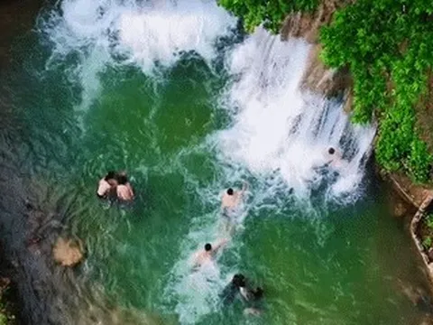 Suối mát lạnh cách Hà Nội 200km, ô tô đỗ gần, khách kéo nhau đến trốn nóng
