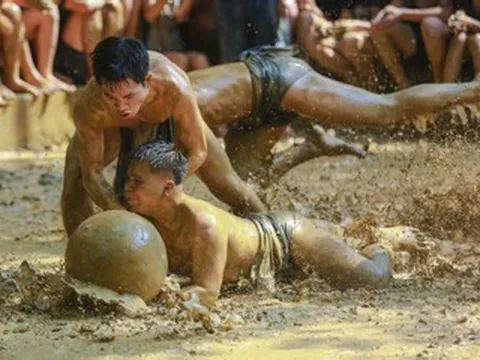 Hàng nghìn người xem tranh cầu trên sới bùn tại lễ hội độc đáo ở Bắc Ninh
