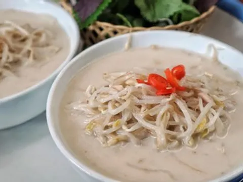 Món 'nửa nộm, nửa bánh đúc' giá 25.000 đồng, khách ưa thích trong ngày hè Hà Nội