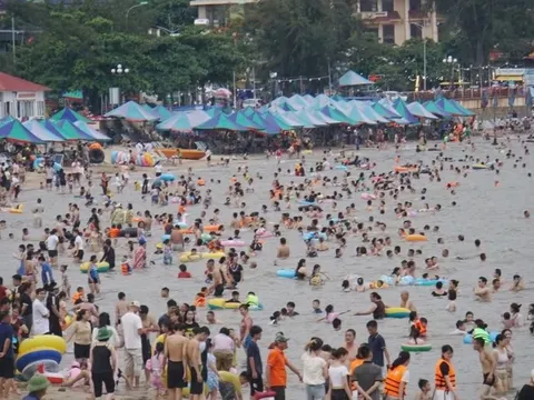 'Biển người' đổ ra biển Đồ Sơn giải nhiệt