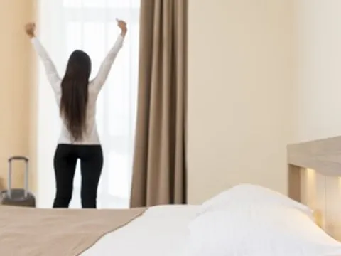 Vì sao du khách phải kéo kín rèm cửa ngay khi vào phòng khách sạn?