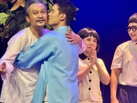 NSND Hữu Quốc xúc động khi con trai – đạo diễn Đình Phong thành công với "Diều ơi"