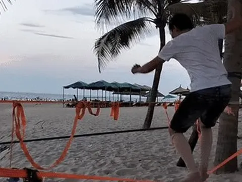 Người đàn ông đi trên sợi dây nhỏ ở bãi biển Đà Nẵng, du khách hào hứng thử sức