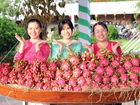 Hàng nghìn người đổ về tham quan lễ hội trái cây ở miền Tây