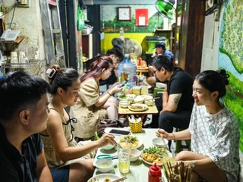 Quán phở xào 35 năm núp sâu trong ngõ nhỏ Hà Nội, nắng nóng vẫn đông kín khách