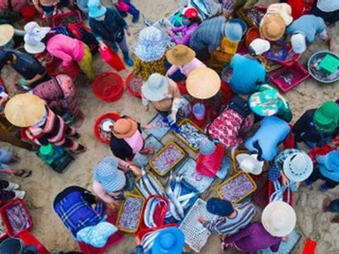 Khám phá 4 khu chợ miền Trung 'không cần nhìn giá', có nơi 2.000-5.000 đồng/món