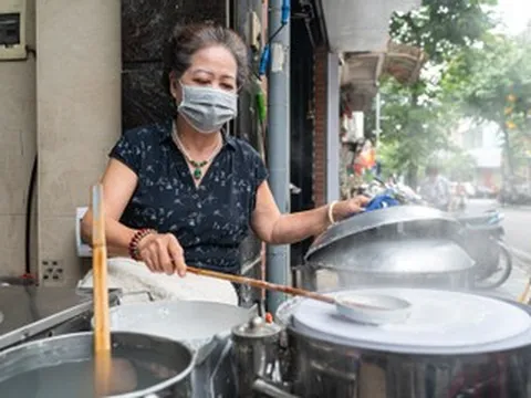 Quán bánh cuốn 53 năm, 'khách Tây đông hơn khách ta' được Michelin khen ngợi