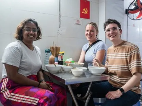 Quán phở gà Hà Nội 'giá nào cũng bán', khách đông kín vừa lọt danh sách Michelin