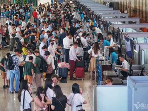 Chiêu tiết kiệm tiền vé máy bay mùa hè của nhiều gia đình