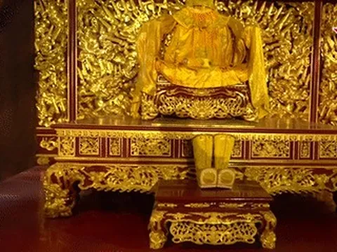 Chính điện dát vàng ở Thanh Hoá hút hàng nghìn du khách mỗi ngày