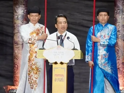 Màn phát biểu song ngữ của Phó Chủ tịch thành phố Huế gây 'sốt'