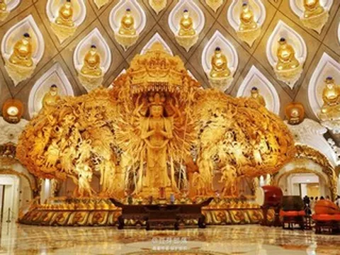 Mái vòm phủ kín tượng Phật khiến du khách choáng ngợp, ngỡ như 'ở thế giới khác'