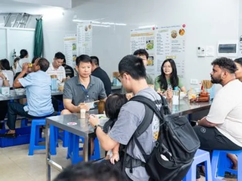 Quán phở gà 4 năm liền được Michelin khen, thuê 2 nhà hàng xóm để đủ đón khách