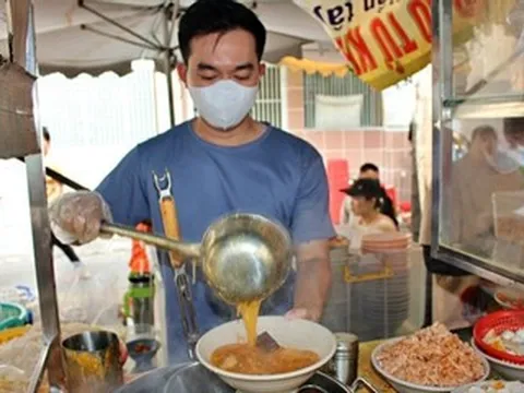Quán bánh canh trong hẻm TPHCM đông kín khách sau khi được Michelin vinh danh