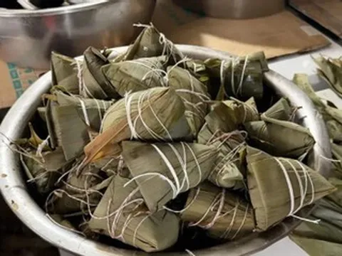 Cửa hàng bán hơn 600 chiếc bánh mỗi ngày, khách xếp hàng 2 tiếng chờ mua