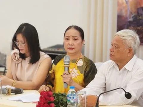 NSND Hồng Lựu khóc nghẹn trong lần ra Hà Nội