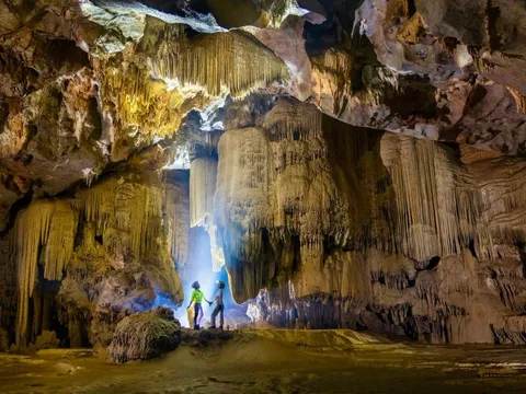 Phát hiện hang động 'cung điện thạch nhũ' ở Phong Nha - Kẻ Bàng