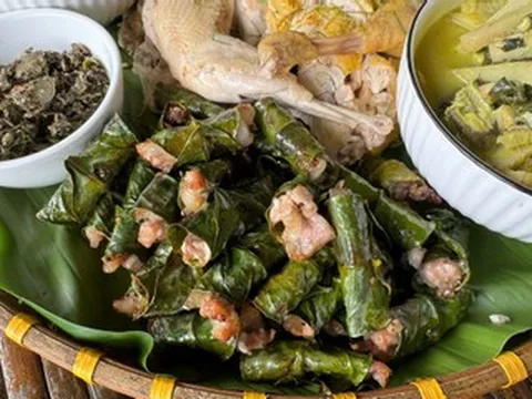 Lá bưởi cuốn thịt nướng than hồng, đặc sản lạ ở Phú Thọ khiến thực khách tò mò