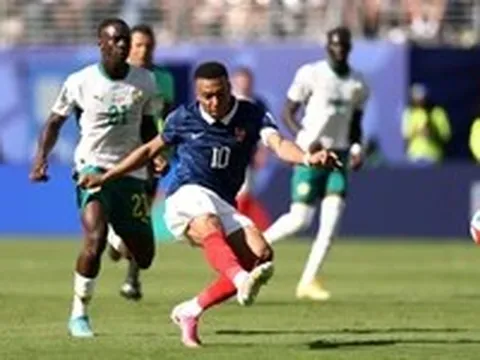 Giới khoa học lý giải tư thế sút dị biệt của Mbappe