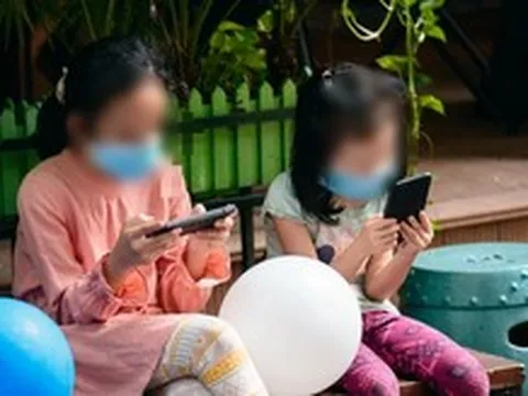Không thể giao trẻ em cho mạng xã hội: Bằng cách gì cấm trẻ không lên mạng?