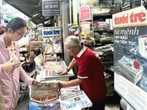 Xúc động trao nhau những 'tờ báo chia tay'