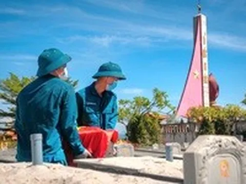 Bộ đội đứng dưới nắng đổ lửa lấy mẫu ADN xác định danh tính liệt sĩ