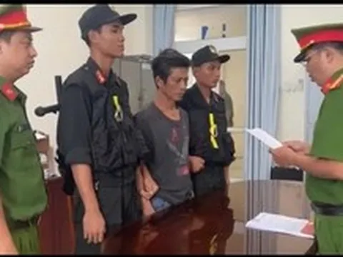 Khởi tố, bắt tạm giam 2 người chống người thi hành công vụ và gây rối trật tự công cộng