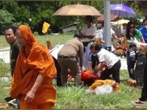 Thái Lan: Bé trai 11 tuổi lái xe bán tải đâm vào đoàn hành hương, 8 nhà sư thiệt mạng