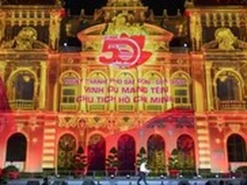 Hàng ngàn người mãn nhãn với đêm trình diễn 3D mapping mừng 50 năm thành phố mang tên Bác