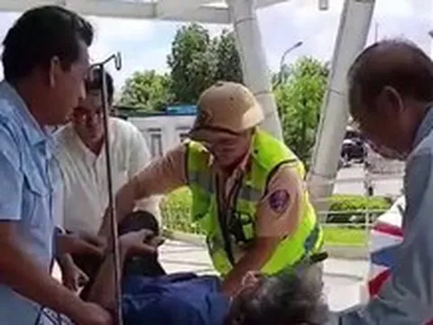Cảnh sát giao thông dùng xe đặc chủng đưa tài xế bị tiền đình, tụt huyết áp trên cao tốc đi cấp cứu